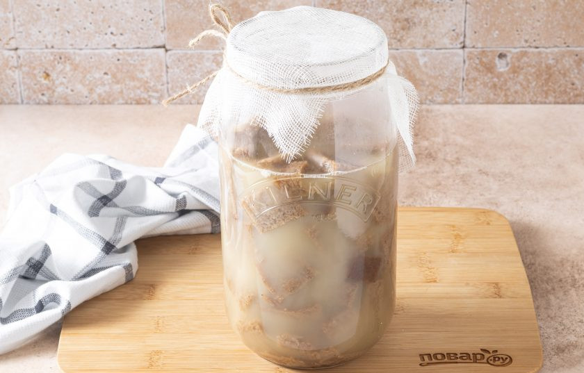 1. Этап. Домашний квас из черного хлеба на сухих дрожжах: Накройте банку марлей или хлопковой тканью, оставьте на 36 часов. После процедите квас, разлейте по бутылкам и уберите в холодильник.