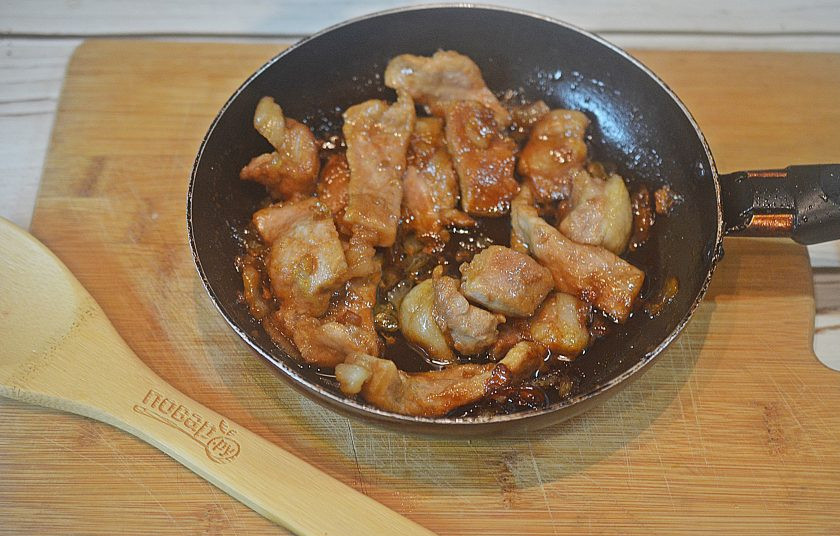 1. Этап. Свинина барбекю по-корейски: 5. Обжарьте лук и мясо до коричневого цвета.