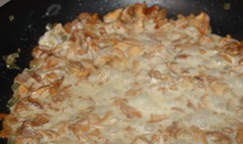 1. Этап. Жульен с лисичками: Затем добавляем к ним две столовые ложки сметаны или жирных сливок, оставляем на огне тушиться на минут 5-7.