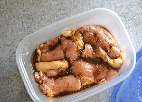 1. Этап. Куриные бедрышки в маринаде: 2. Вымойте куриные бедра и обсушите, затем выложите в контейнер и залейте приготовленным маринадом. Отправьте контейнер с мясом в холодильник на 1-8 часов.