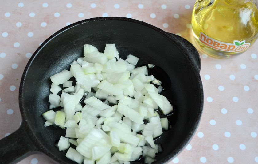 1. Этап. Булочки-косички: 6. Луковицу крупную очистите, порежьте кубиками и обжарьте на растительном масле до мягкости.