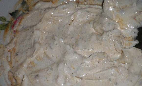 1. Этап. Карась в духовке с картошкой: Для соуса мы смешиваем майонез с протертым на мелкой терке чесноком. Добавляем специи для рыбы и черный молотый перец, хорошо перемешиваем.