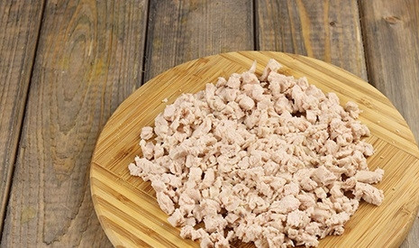 1. Этап. Салат Черепаха с яблоками и сыром: 3. Филе остудите и нарежьте мелкими кубиками.