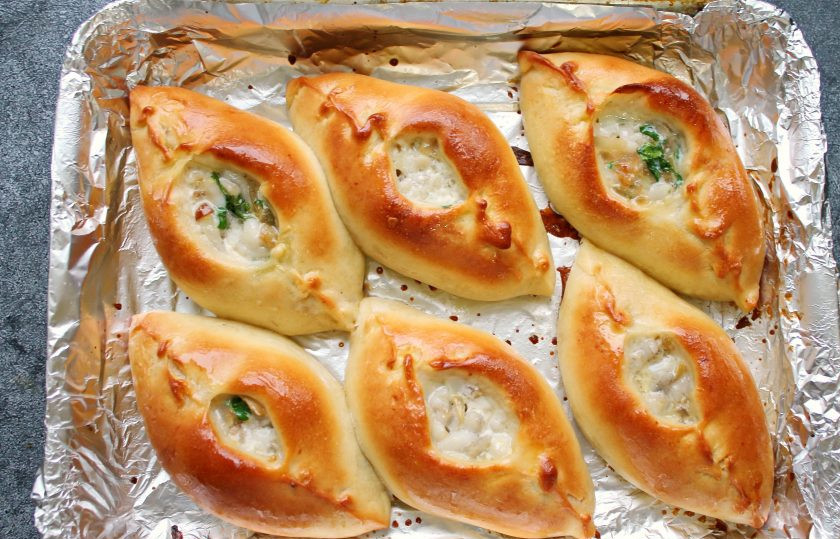 1. Этап. Расстегаи с палтусом: Смешайте желток с молоком и смажьте верх расстегаев. Поставьте противень в горячую духовку и выпекайте при температуре 180 градусов в течение 20-25 минут до золотистой корочки и готовности. Готовые пирожки смажьте растительным маслом, накройте и дайте постоять 5-10 минут, чтобы расстегаи отпыхли.