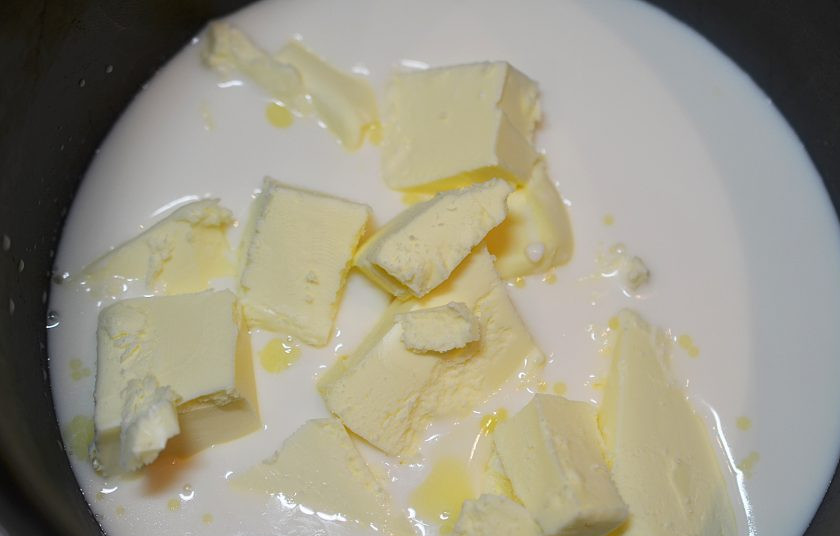 1. Этап. Шоколадный пряник Чернослив в роме: 1. Нагрейте молоко и растопите в нем масло.