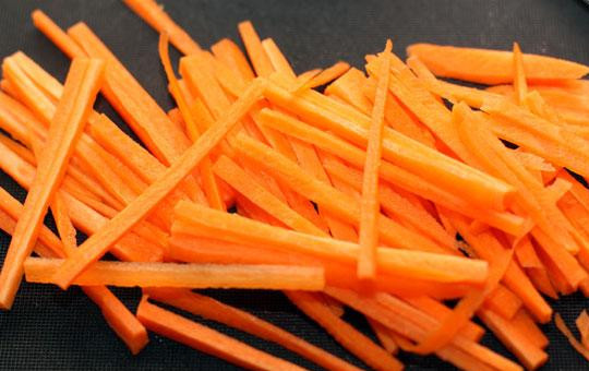 1. Этап. Суп с шиитаке: Мытую и очищенную морковь нарезаем тонкой соломкой.