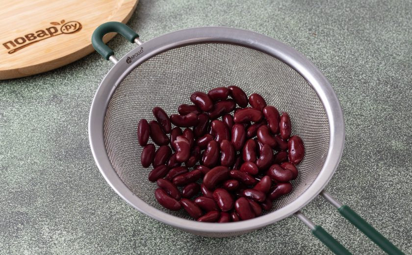 1. Этап. Салат фасолевый с шампиньонами и грецким орехом: Консервированную фасоль промойте и откиньте на сито, чтобы стекла лишняя вода.