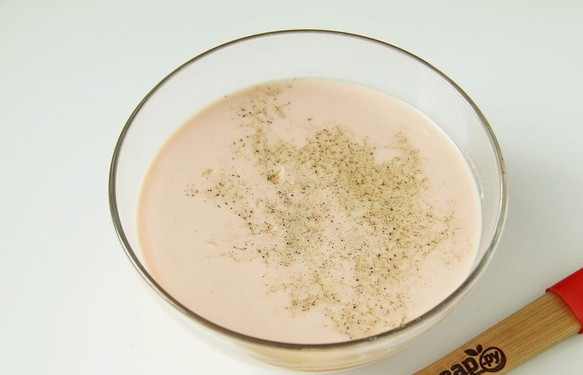 1. Этап. Тефтели в томатно-сливочном соусе: Для соуса соедините сливки, томатную пасту, муку и воду. Добавьте пропущенный через пресс чеснок, соль и перец по вкусу.