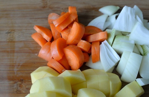 1. Этап. Острое рагу из индейки А-ля Такторитан: Тем временем, занимаемся овощами. Лук, морковь, картофель чистим. Режем лук, морковь и картофель средними ломтиками.