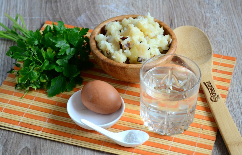 1. Этап. Супер вареники (быстрый способ лепки вареников): Подготовьте все необходимые ингредиенты. В качестве начинки в этот раз я решила взять картофель с пассерованным луком.