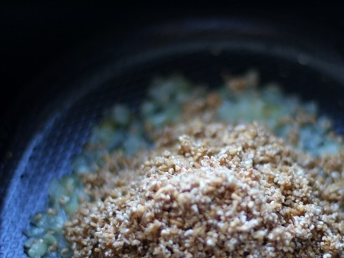 1. Этап. Каша из полбы в мультиварке: Полбу промойте, добавьте к луку. Залейте все водой.