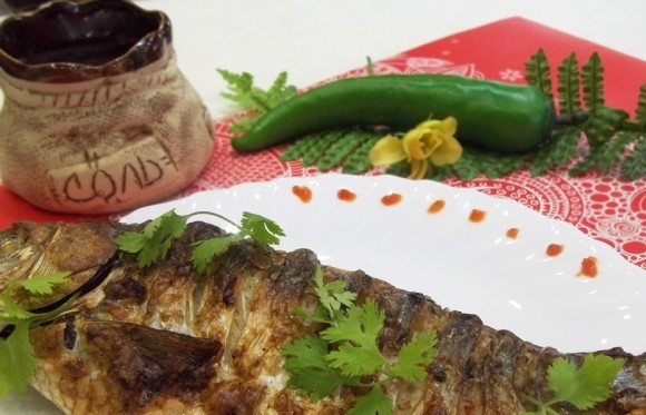 1. Этап. Караси, запеченные в духовке: 5. Готовую рыбку сразу перекладываю с противня на тарелку, иначе пригорит. Для подачи к столу украшаю блюдо зеленью.