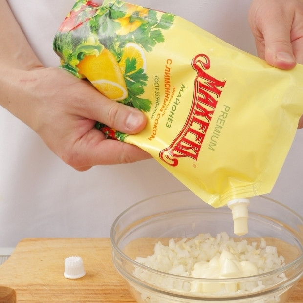 1. Этап. Шашлык из свинины в майонезе: Лук и чеснок очистить и мелко нарезать, свинину хорошенько промыть, обсушить и нарезать на кубики стороной 5 см. Смешиваем лук, чеснок, мясо, майонез, соль и перец. Перемешиваем и оставляем на 40 минут.