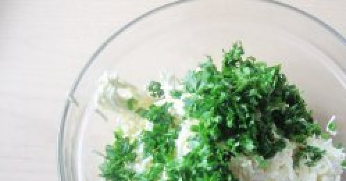 1. Этап. Омлетный рулет с плавленым сыром: 4. Пока запекается омлет, делаем начинку: натираем на терку плавленный сыр, добавляем мелко нарубленную зелень, выдавливаем чеснок и в конце вводим майонез. Все перемешиваем до однородной консистенции.