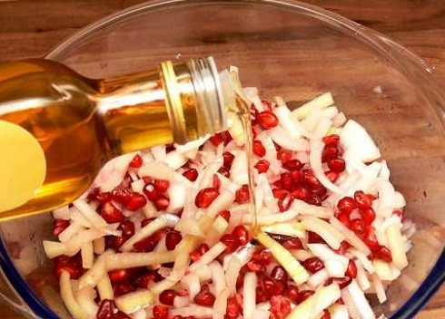 1. Этап. Салат с гранатовыми зернами: Поливаем оливковым маслом.