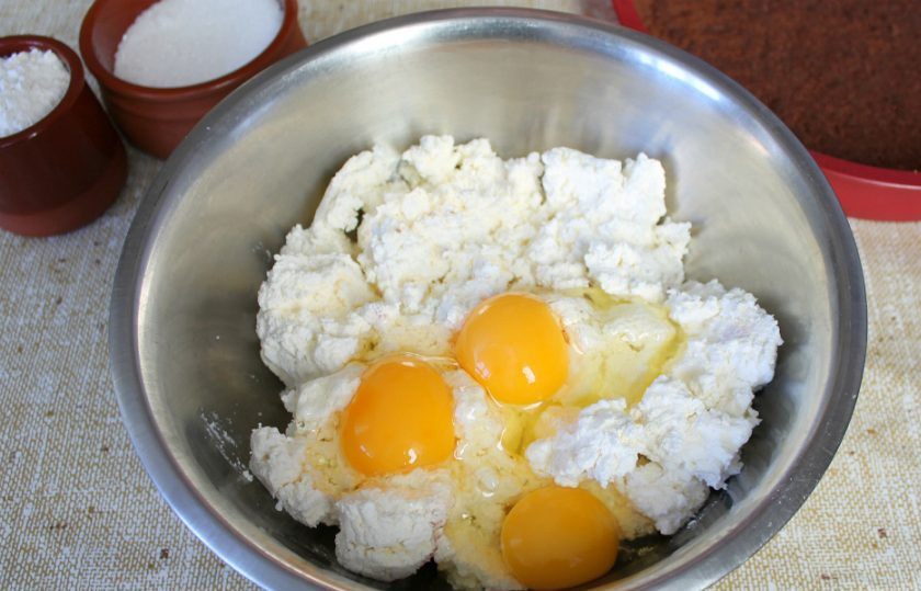 1. Этап. Шоколадный чизкейк в домашних условиях: Готовим творожную массу. В миску кладем творог и добавляем яйца. Один желток ушел для первого слоя, поэтому в творог добавляем 3 яйца и оставшийся белок.