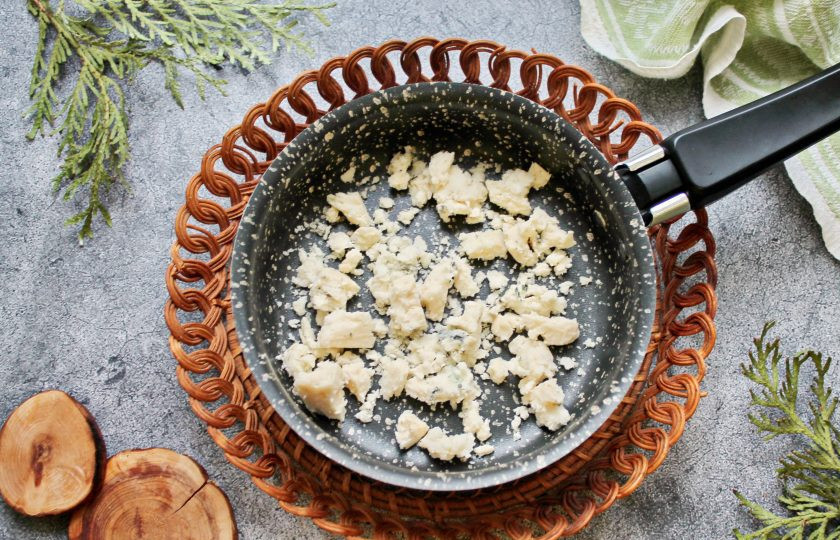 1. Этап. Соус Рокфор: Раскрошите сыр в маленький сотейник. Поставьте сковороду на медленный огонь и полностью его растопите.