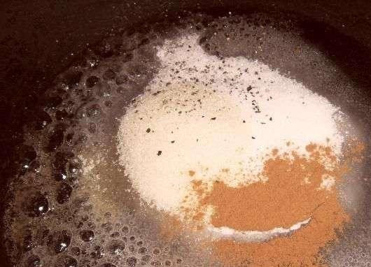 1. Этап. Десерт из ананаса: Затем следует приготовить карамель. Для этого в кастрюлю по очереди добавим: 2 ч ложки воды, сахар, корицу, черный перец, анис. Все хорошенько смешиваем. Затем добавляем столовую ложку горячей воды и имбирь. Еще раз все перемешиваем подогреваем на самом слабом огне.