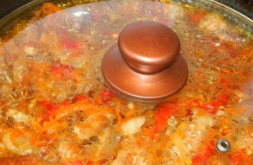 Мясо Соломка 1. Этап. Мясо Соломка: Перемешать, подлить немного воды и оставить тушиться минут на 10. В конце добавить чеснок, специи, при необходимости подсолить.
