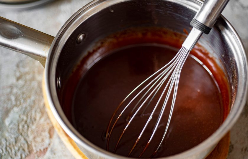 1. Этап. Колбаска Mинутка из печенья: Хорошенько размешайте все ингредиенты и немного проварите на маленьком огне, постоянно помешивая, до полного растворения сахара.