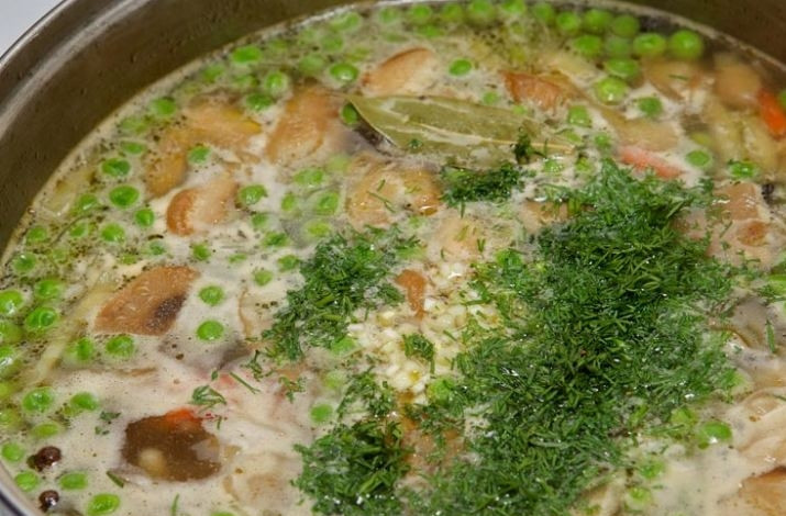 1. Этап. Бабушкин грибной суп: 6. Последним штрихом украсьте грибной суп укропом и подавайте к столу со сметаной.