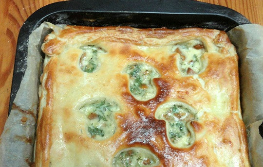 1. Этап. Пирог с грибами из слоеного бездрожжевого теста: 11. Когда пирог с грибами из слоеного бездрожжевого теста в домашних условиях готов, его лучше оставить на 5-7 минут, чтобы дать ему немного остыть, а только потом нарезать и подавать к столу.