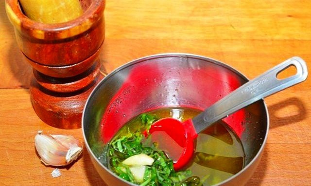 1. Этап. Нисуаз (классический рецепт): Сначала подготовьте заправку, для этого смешайте 5 столовых ложек оливкового масла, винный уксус, пропущенный через пресс зубчик чеснока, измельченный базилик, соль и перец. Перемешайте и отставьте в сторону настаиваться, пока мы будем заниматься остальными ингредиентами.