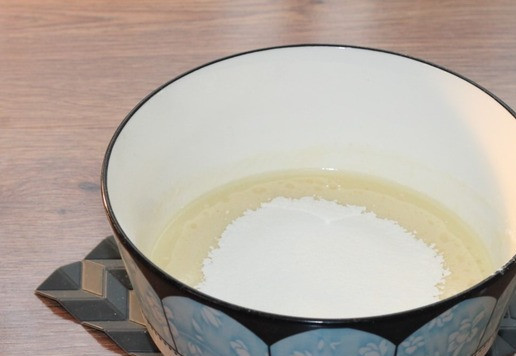 1. Этап. Пирожки «Придорожные»: 6. Просеиваем небольшими частями муку (2/3 часть) и замешиваем тесто. Когда тесто станет трудно вымешивать в миске,...