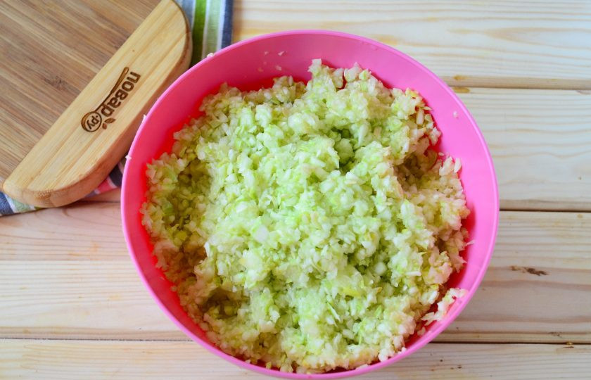 1. Этап. Кабачковый торт (мастер-класс): Кабачки порежьте на произвольные куски, сложите в чашу измельчителя и измельчите до состояния пюре.