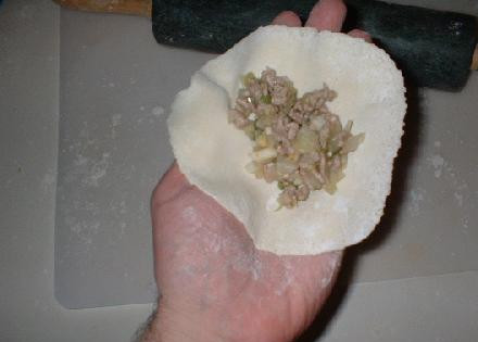 1. Этап. Японские пельмени Gyoza: Тонко раскатываем каждый кусочек и наполняем начинкой.