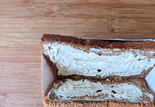 1. Этап. Корейский сэндвич с яичницей-болтуньей: Складываем тост пополам и кладем в бумажную формочку, смазываем его майонезом.