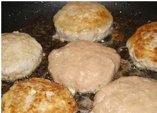 1. Этап. Вафельные котлеты: 9. Когда котлеты подрумянились, перевернуть их и накрыть крышкой. Через несколько минут вафельные котлеты в домашних условиях готовы. Их можно выложить на бумажное полотенце, чтобы убрать лишний жир, и подавать с любимым гарниром.