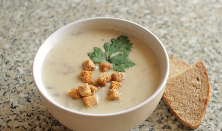 1. Этап. Сырный крем-суп с курицей: Повторно доводим суп до кипения и снимаем с огня. Разливаем по тарелкам. Украшаем сухариками и зеленью. Приятного аппетита!