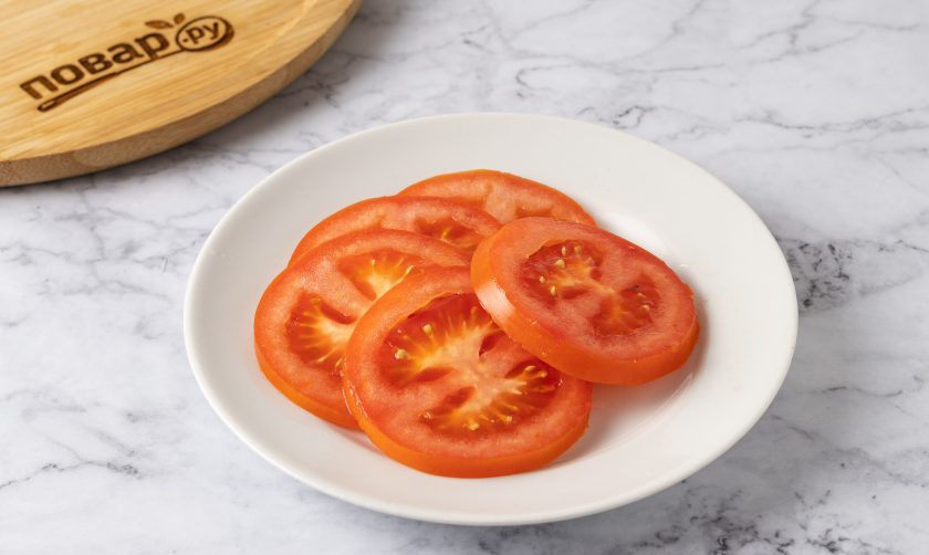 1. Этап. Сэндвич Капрезе: Помидор помойте и порежьте кружочками.