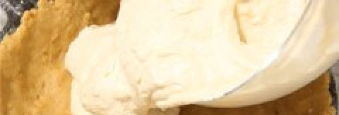 1. Этап. Чизкейк без выпечки без желатина: Полученную смесь выкладываем на корж и разравниваем. Ставим в холодильник на 3-4 часа.