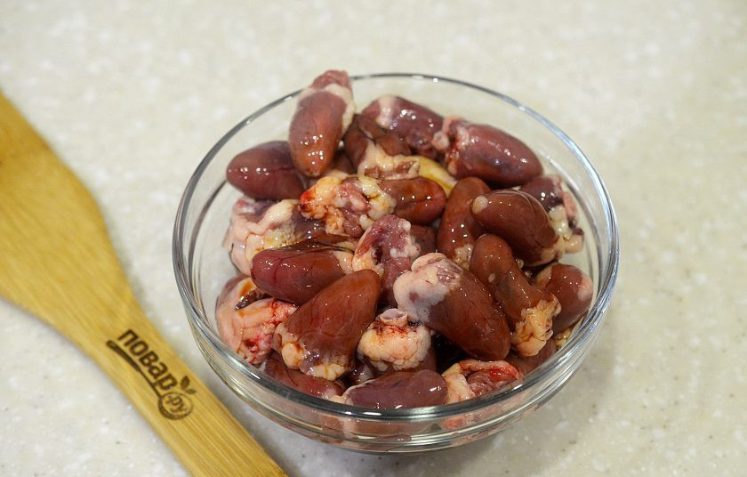 1. Этап. Сердечки в соевом соусе: 1. Сердечки помойте и залейте соевым соусом. Оставьте на некоторое время.