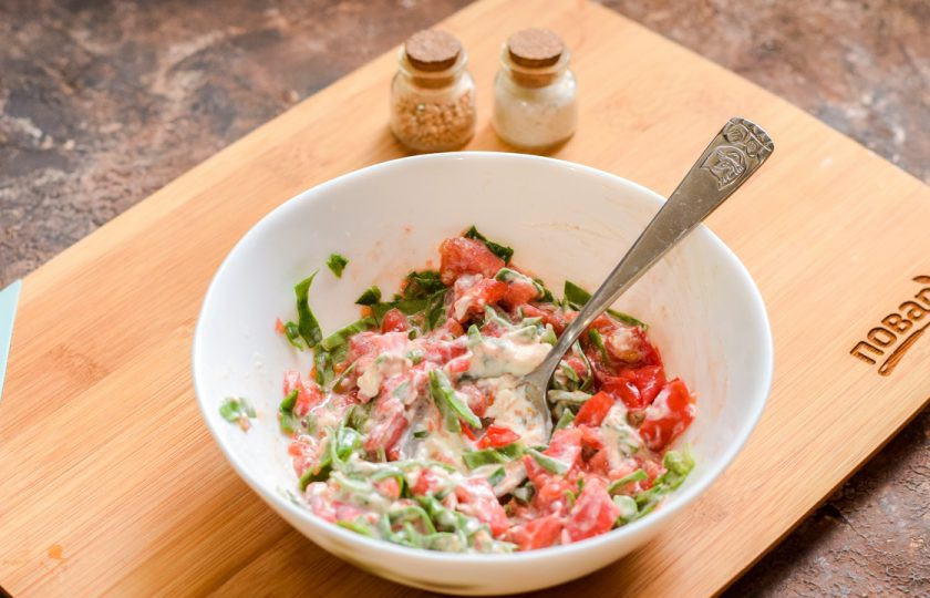 1. Этап. Брускетты с мидиями: Хорошо перемешайте помидоры и сыр, соль и перец всыпьте по вкусу.