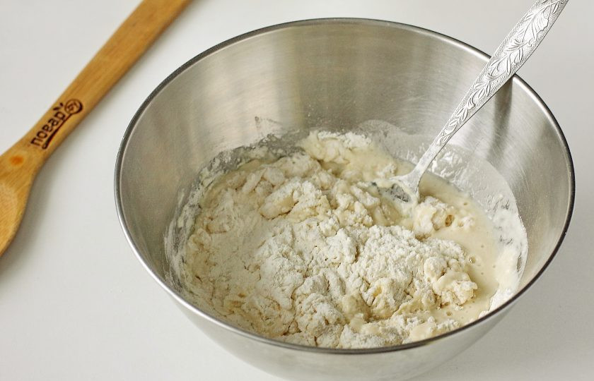 1. Этап. Дрожжевые пышки на сковороде: Частями введите муку.