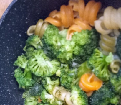 1. Этап. Паста с брокколи и мисо: В кипящей воде варить пасту 9 минут, затем добавить брокколи и готовить ещё 4 минуты. Убрать с огня, процедить, сохранив 100 мл накрахмаленной воды.