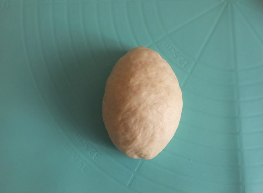 1. Этап. Булочки со взбитыми сливками: Подкатайте заготовку в слегка продолговатый шарик.