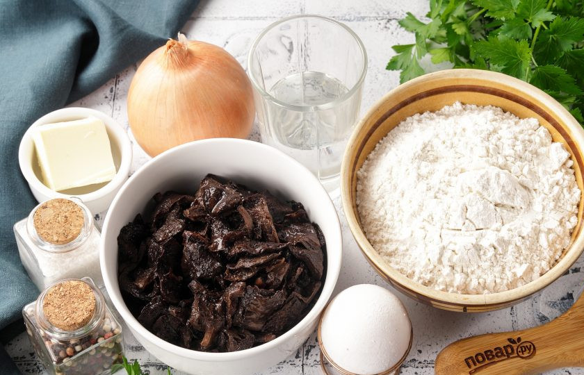 1. Этап. Вареники с грибами: Подготовьте все ингредиенты по списку. Если у вас грибы замороженные, то предварительно дайте им оттаять при комнатной температуре.