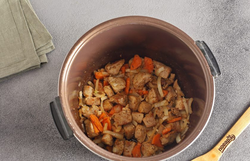 1. Этап. Свинина со сливками в мультиварке: Готовьте помешивая около 7-10 минут.