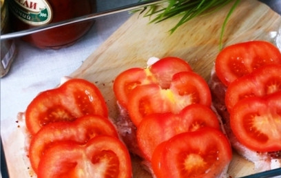 1. Этап. Эскалоп свиной в духовке: На мясо выкладываем нарезанные помидоры и отправляем форму в разогретую до 180-200 градусов духовку на 30 минут.
