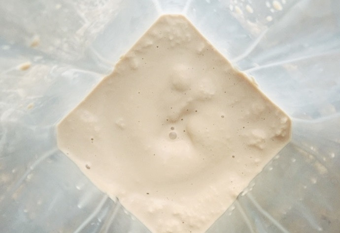 1. Этап. Алкогольный молочный коктейль: 2. Взбейте все хорошенько в блендере. Если хотите пышную пенку, взбивайте немного дольше.