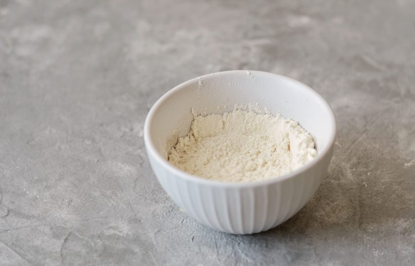 1. Этап. Картофель как на костре: Смешайте в тарелке муку и соль.