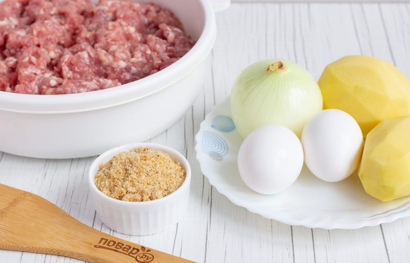 1. Этап. Мясные вафли: Подготовьте все основные ингредиенты. Лук и картофель почистите и помойте.