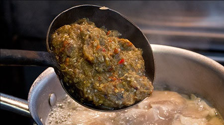 1. Этап. Тайский рыбный суп: 12. Варить суп на медленном огне около 15-20 минут, пока грибы и рыба не будут готовы. Затем выложить заранее приготовленную овощную заправку.