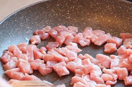 1. Этап. Сливочный суп со свининой: 2. Мясо помойте. Срежьте с него все жилки, кусочки жира. Мякоть свинины порежьте аккуратными кубиками. На сковородке, добавив кусочек сливочного масла, обжарьте мясо. Когда оно пустит сок, посолите. Накройте крышкой и обжаривайте до золотистого цвета.