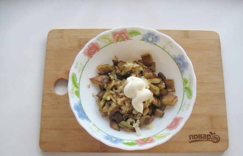 1. Этап. Баклажаны как грибы с майонезом: Закуску заправьте майонезом, посолите и поперчите по вкусу.