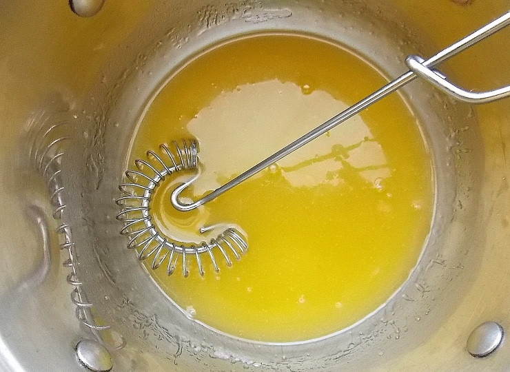 1. Этап. Пирог с кокосовым штрейзелем: Растопите сливочное масло, снимите его с огня. Добавьте сахар и соль, размешайте до растворения.